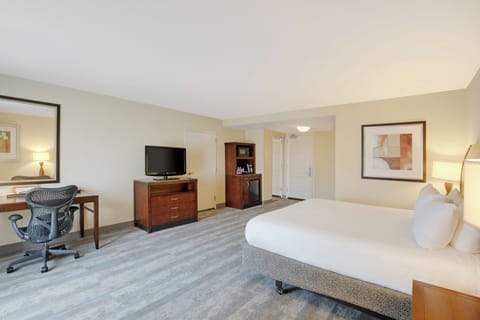 Premium bedding, in-room safe, desk, laptop workspace