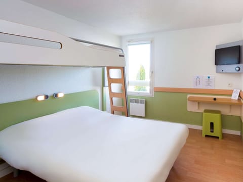 Triple Room, Multiple Beds | Desk, free WiFi, bed sheets