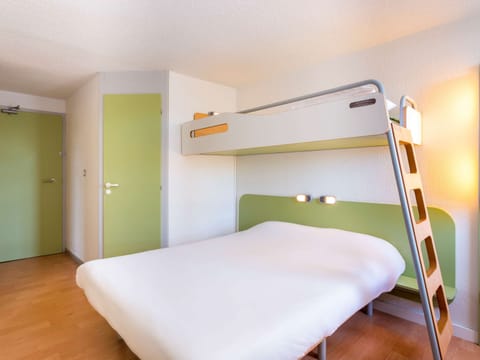 Triple Room, Multiple Beds | Desk, free WiFi, bed sheets