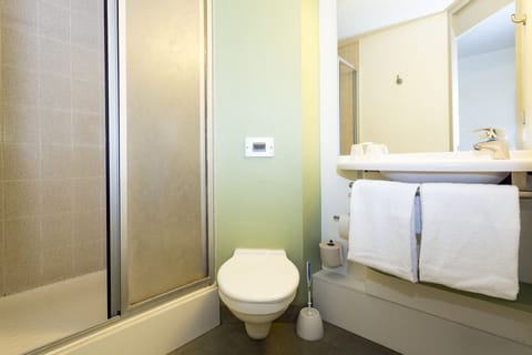 Triple Room, Multiple Beds | Bathroom | Eco-friendly toiletries, towels