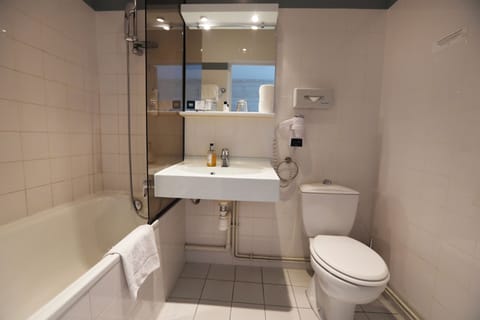 Triple Room | Bathroom | Combined shower/tub, free toiletries, hair dryer, bathrobes