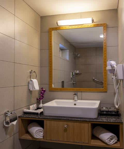 Privilege Suite, 1 Double Bed with Sofa bed, Garden View | Bathroom | Shower, towels