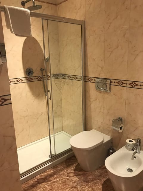 Superior Double Room | Bathroom | Shower, free toiletries, hair dryer, towels