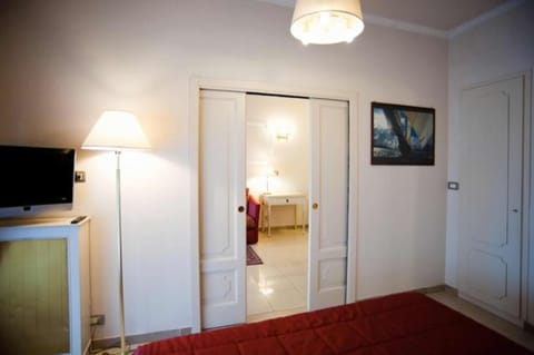 Suite | Hypo-allergenic bedding, Select Comfort beds, minibar, in-room safe