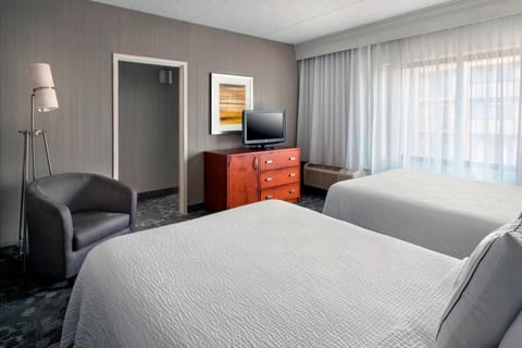 Junior Suite, 1 Bedroom | Premium bedding, in-room safe, desk, iron/ironing board