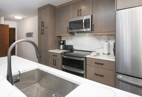 Condo, 1 Bedroom | Private kitchen | Fridge, microwave, oven, dishwasher