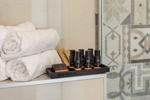 Apartment | Bathroom | Shower, free toiletries, hair dryer, slippers