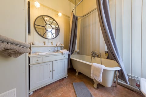 Premium Double Room, Ensuite, Park View (Chambre Passiflore) | Bathroom