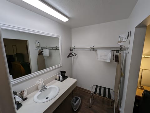 Combined shower/tub, free toiletries, hair dryer, towels