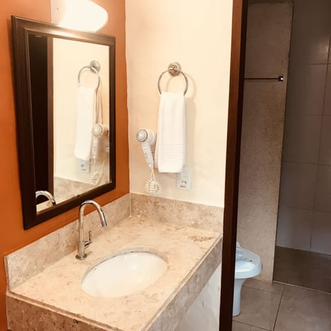 Economy Suite, Annex Building (Edifício separado situado a 30 metros) | Bathroom | Shower, free toiletries, hair dryer, towels