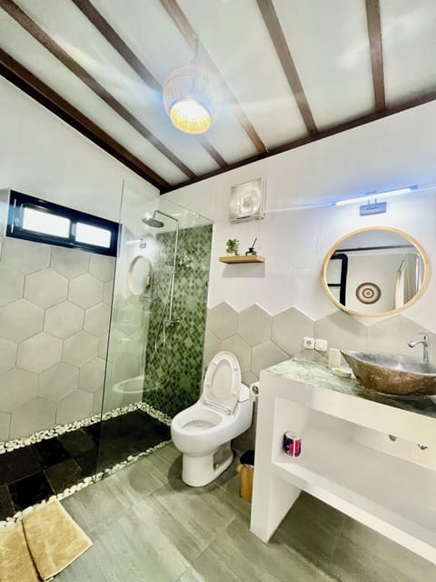 Deluxe Villa | Bathroom | Shower, hydromassage showerhead, hair dryer, towels