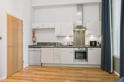 Studio, 1 Double Bed | Private kitchen | Fridge, microwave, oven, stovetop