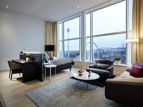 Upper House Suite Deluxe (Free Spa Access, check-in age is 25) | Hypo-allergenic bedding, minibar, in-room safe, desk