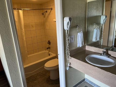 Combined shower/tub, hair dryer, towels