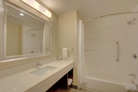 Standard Room, 2 Queen Beds, Non Smoking, Refrigerator & Microwave (with Sofabed) | Bathroom | Free toiletries, towels