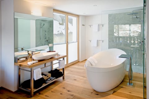 Maxi Suite Deluxe | Bathroom | Free toiletries, hair dryer, bathrobes, slippers