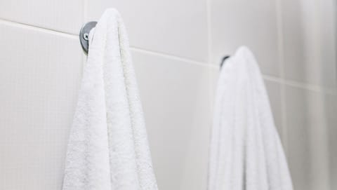 Combined shower/tub, towels