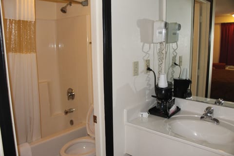 Combined shower/tub, free toiletries, hair dryer, towels