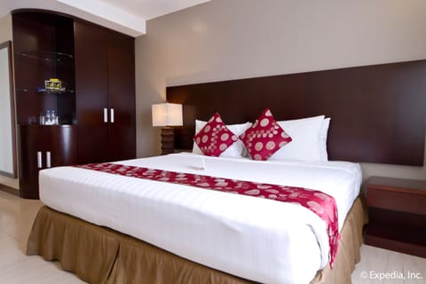 Royal Suite, 1 King Bed | Living area | 27-inch LCD TV with cable channels, TV