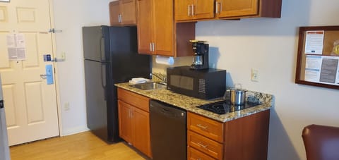 Suite, 1 Bedroom, Accessible (1 Qn, Mobil Roll Shwr) | In-room dining