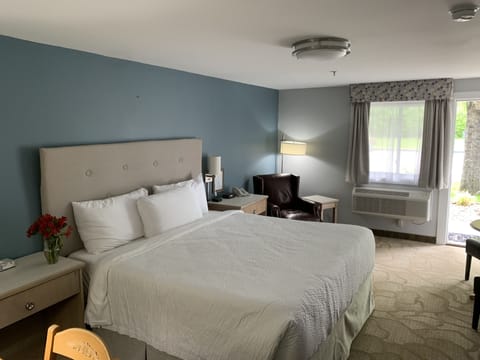 Standard Room, 1 King Bed | Premium bedding, individually decorated, individually furnished