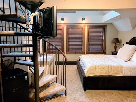 Loft Suite, 1 King Bed (Suite 303) | Premium bedding, pillowtop beds, desk, iron/ironing board