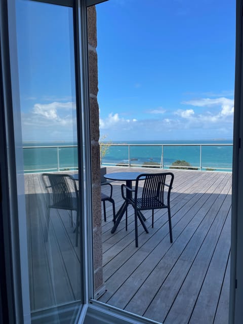 Suite, Terrace, Sea View | Premium bedding, in-room safe, desk, laptop workspace