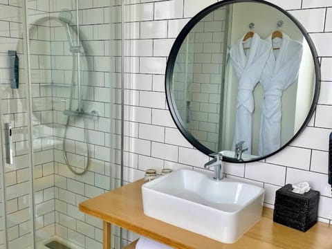 Superior Garden Terrace | Premium bedding, in-room safe, desk, laptop workspace