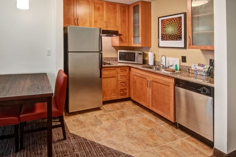 Full-size fridge, microwave, stovetop, dishwasher