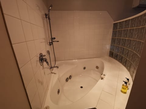 Executive Spa  | Bathroom | Shower, hair dryer, towels