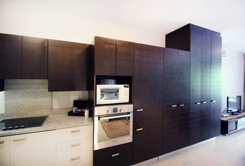 Studio, 1 King Bed | Private kitchen | Fridge, microwave, oven, stovetop