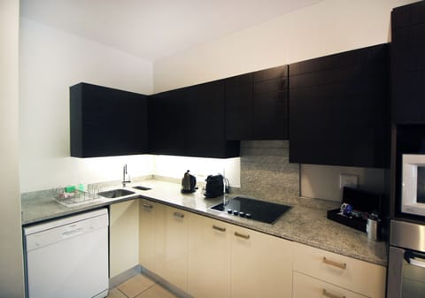 Studio, 1 King Bed | Private kitchen | Fridge, microwave, oven, stovetop