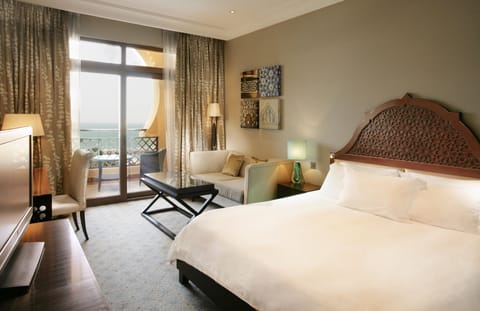 Premium Room, Sea View | Premium bedding, in-room safe, desk, laptop workspace