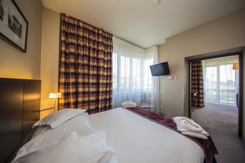 Apartment, 1 Double Bed | Premium bedding, minibar, in-room safe, desk