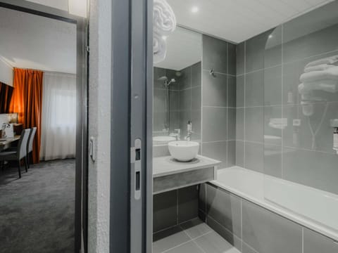 Premium bedding, in-room safe, desk, blackout drapes