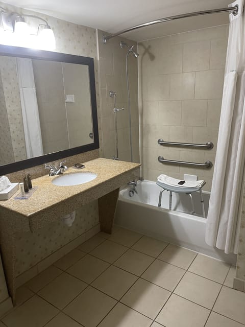 Combined shower/tub, hair dryer, towels