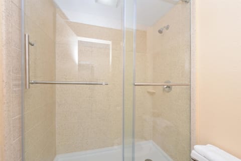 Combined shower/tub, free toiletries, towels