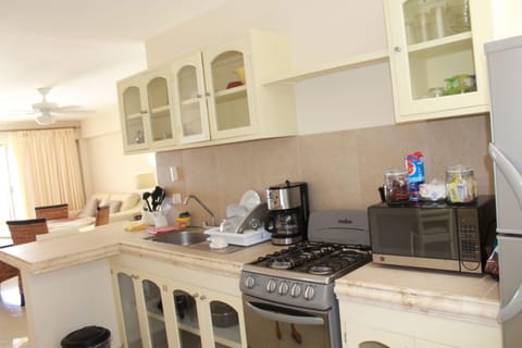 Media Luna Apartment | Private kitchenette | Coffee/tea maker