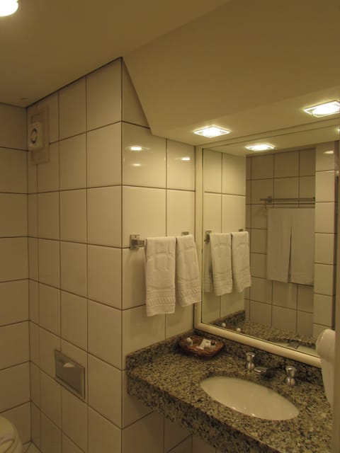 Luxury Twin Room | Bathroom | Shower, free toiletries, towels