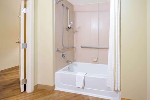 Combined shower/tub, free toiletries, hair dryer, towels