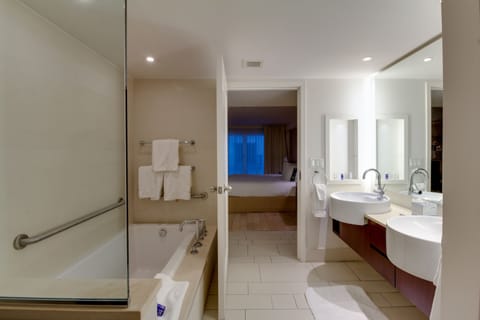 Studio Suite  | Bathroom | Shower, designer toiletries, hair dryer, towels