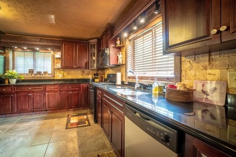 Nacoochee Valley Suite (No Pets) | Private kitchen | Microwave, coffee/tea maker, freezer, paper towels