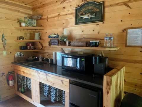 Suite, Angler's Lure | Private kitchen | Microwave, coffee/tea maker, freezer, paper towels