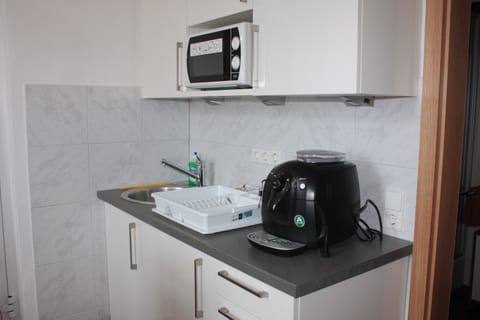 Deluxe Apartment, Non Smoking, Kitchen | Private kitchen | Coffee/tea maker, electric kettle