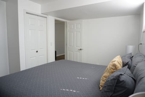 King Bed Room, Shared Bathroom - 5 | Soundproofing, iron/ironing board, free WiFi, bed sheets