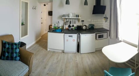 Single Room | Living area | Flat-screen TV