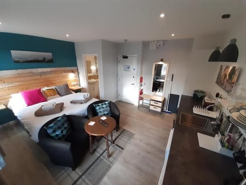 Studio, 1 King Bed | In-room safe, desk, iron/ironing board, free WiFi