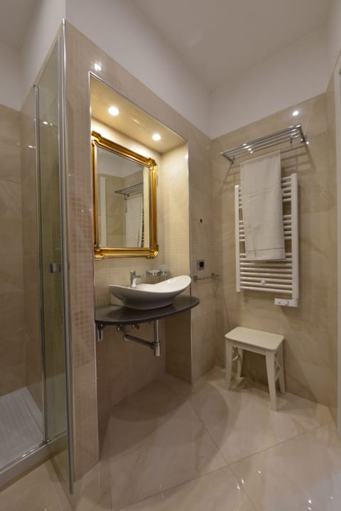 Deluxe Suite | Bathroom | Shower, hydromassage showerhead, free toiletries, hair dryer