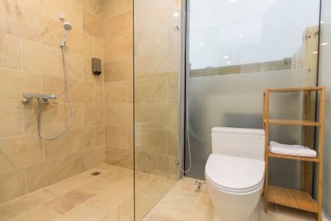 Luxury Quadruple Room | Bathroom | Shower, free toiletries, hair dryer, slippers