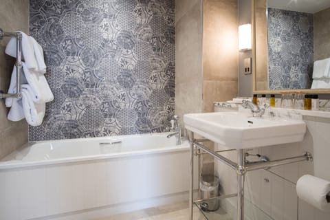 Feature Double Room | Bathroom | Free toiletries, hair dryer, towels, soap